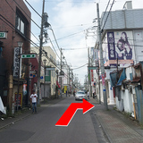 5. 道路左側にラーメン店が見えましたら、そこを右に曲がります。