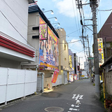 6. 曲がって2軒目が当店です。