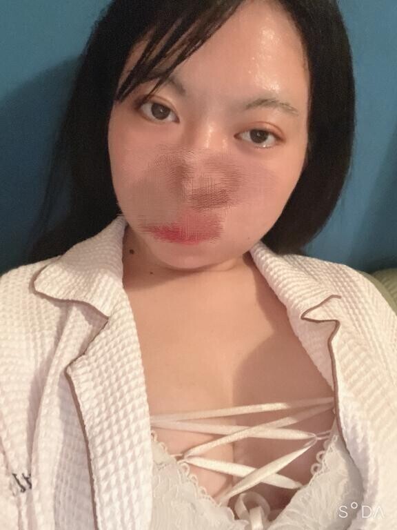 谷間  チラッ