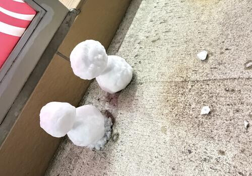 お店の前にいるよ☃️