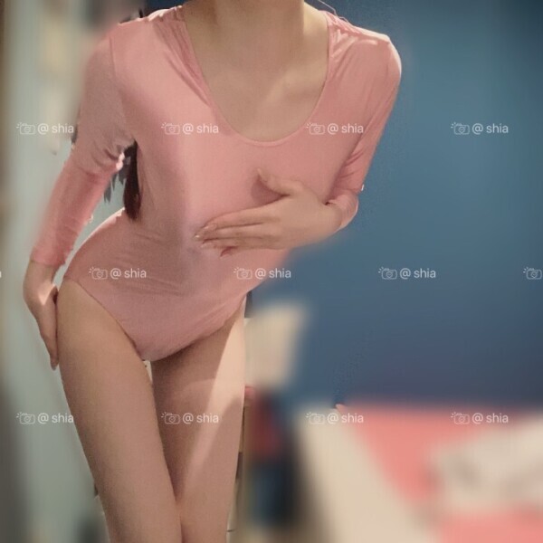 ピンクのハイレグ…