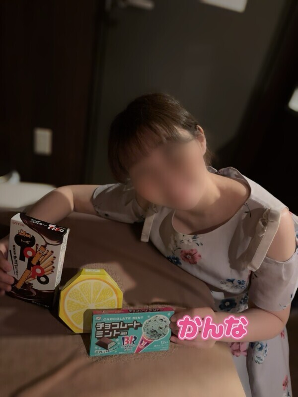 隣から…?