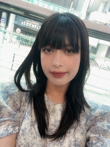 繋いだ手、雄弁に語る指先