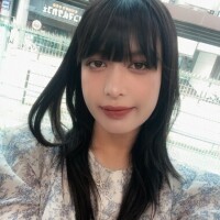 繋いだ手、雄弁に語る指先