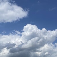 夏の残り香と、空の色