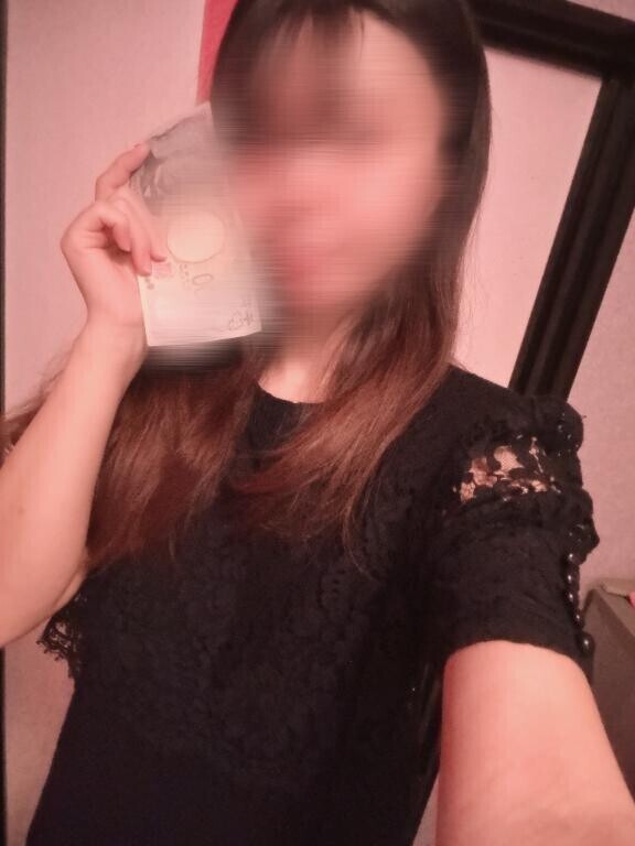 そそり立ったアオスジに柔らかい唇で丁寧にキ?ス