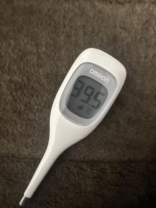 ＼(^o^)／       （；＿；）