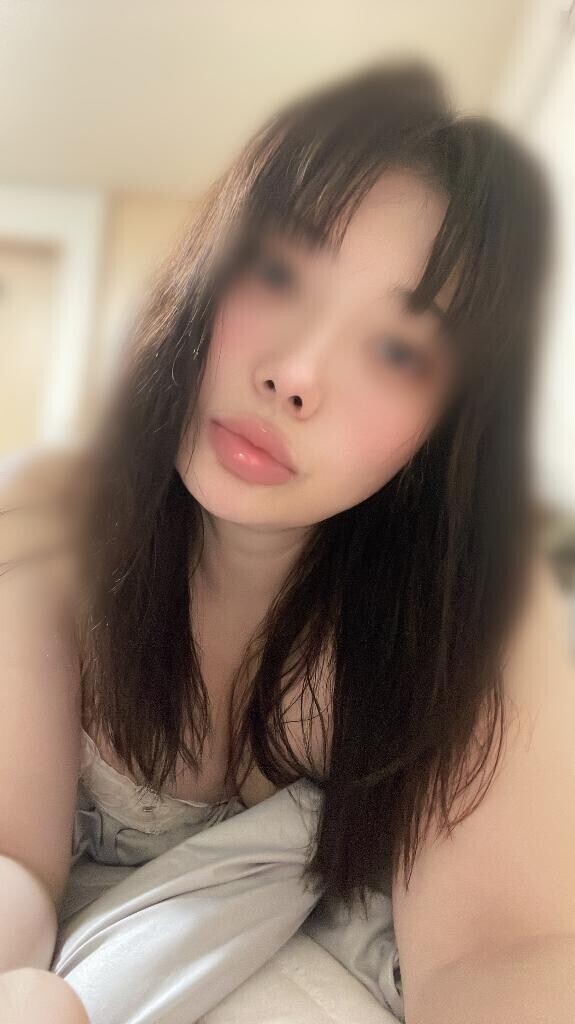 可愛く自撮りしようとして