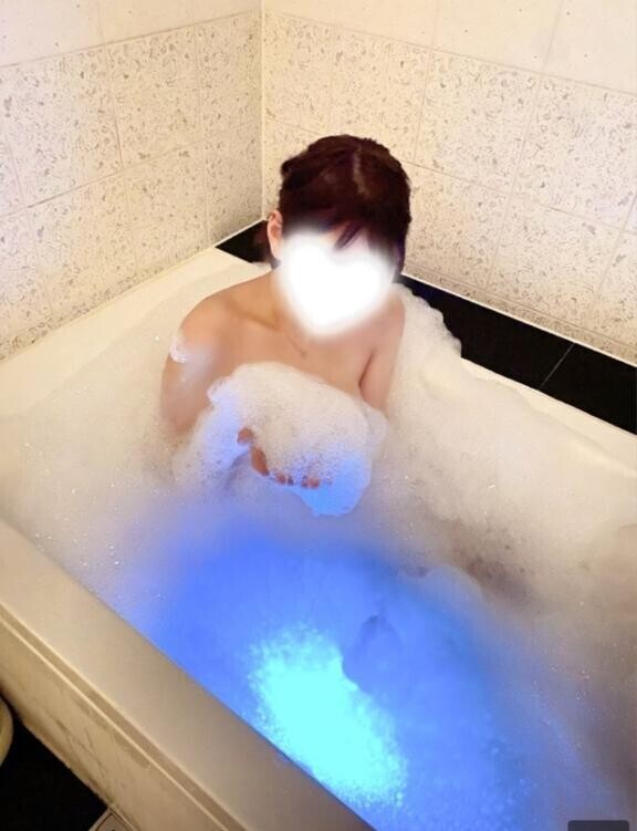 赤ピンクのアソコが濡れてる?