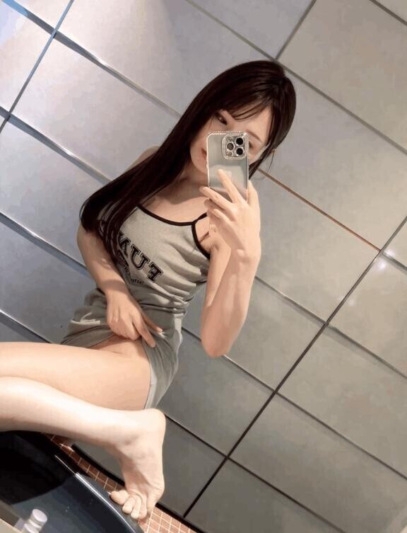 ?彼が息を整えようとすると、?彼女の手は、少しだけ動きを早めた。