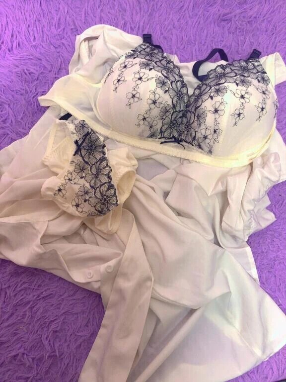 |•ω•,,)ﾁﾗｯ