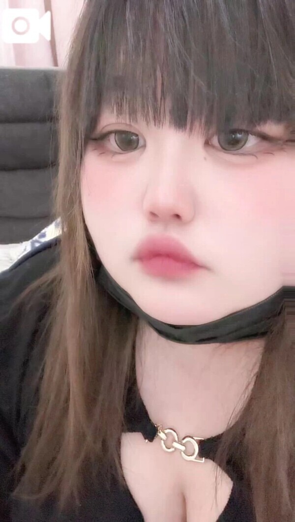 今日って唇の日なんだって👄