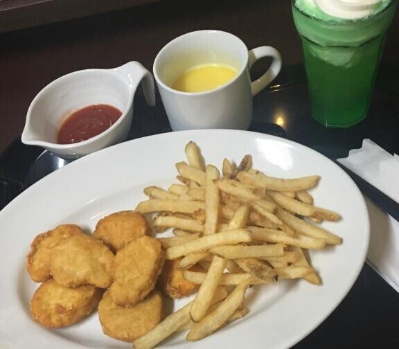 フードを食べて