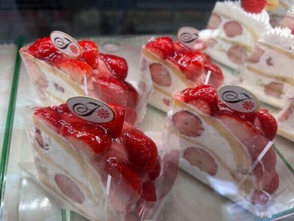 ショートケーキをペロリ