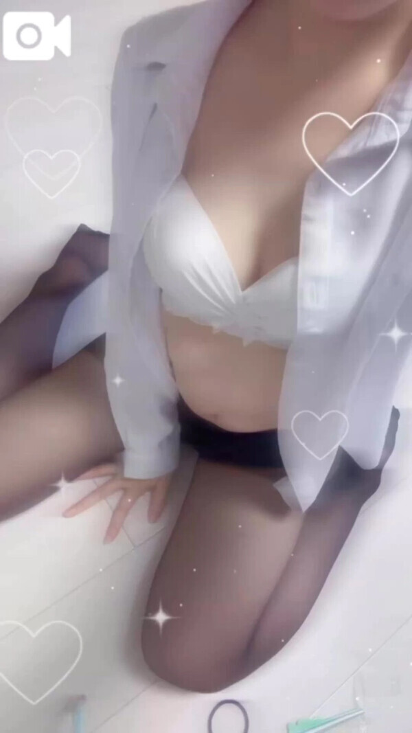 大きくは無いけど感度最高な美乳、頂かなくていいの？😍