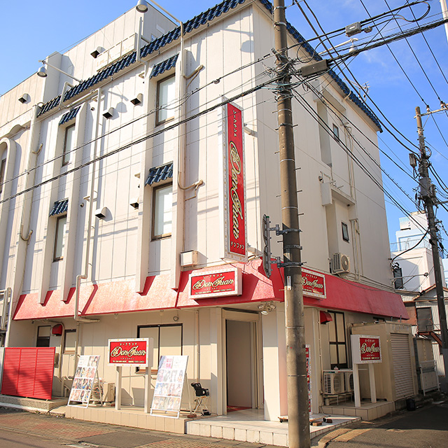 コチラが当店になります。赤い看板が目印になります。お気軽にご来店ください。