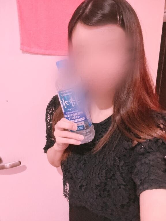 チラチラ見ると恥ずかしそうにハミ尻プリプリして濡れ染みビッチョ～リ！